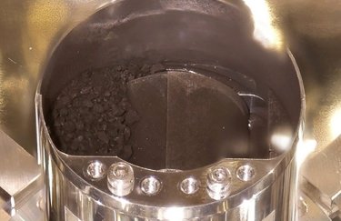 Содержимое капсулы с поверхности астероида Рюгу. Фото: JAXA