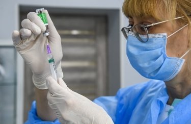 Медики, коммунальщики и местные чиновники должны привиться от коронавируса до 31 января