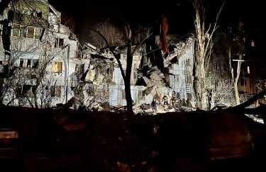 В результате попадания ракеты в Запорожье разрушен многоэтажный дом: есть погибшие