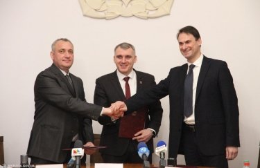 Мэр Николаева подписал договор с компанией "Эксимлизинг" на поставку 23 новых автобусов 