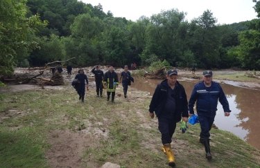 В Тернопольской области поток воды снес с дороги автомобиль. Погибли мужчина и двое детей