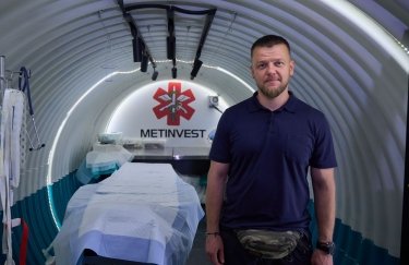 Операционный директор "Метинвеста" Александр Мироненко в подземном госпитале. Фото: пресс-служба компании Подземный госпиталь