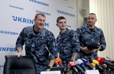 Освобожденные из плена РФ украинские моряки. Фото: УНИАН