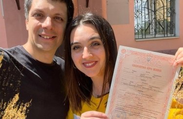 Павел Кухта и Юлия Мендель и свидетельство о браке. Фото: Instagram Экс-пресс-секретарь Зеленского Юлия Мендель вышла замуж за бывшего замминистра экономики