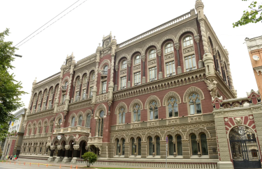 Зміни дозволяють НБУ встановлювати винятки граничних строків розрахунків для операцій, пов'язаних з експортом та імпортом товарів. Буде забезпечено ефективний валютний нагляд за операціями.