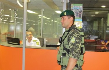 Таможенники пресекли попытку незаконного ввоза брендовой одежды в аэропорту "Борисполь"