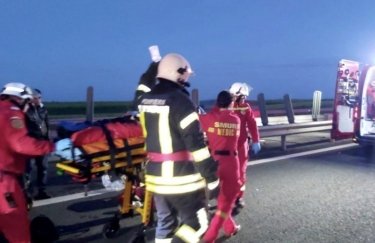 Спасатели на месте аварии украинского автобуса. Фото: libertatea.ro Спасатели на месте аварии украинского автобуса. Фото: libertatea.ro