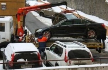 В Киеве будут эвакуировать припаркованные авто, мешающие движению транспорта и пешеходов