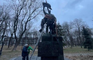 В Киеве демонтировали памятник участникам антиукраинского "январского восстания"