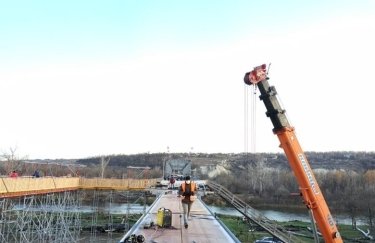 В Станице Луганской завершили укладку металлоконструкций моста на линии разграничения