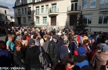 Под офисом Зеленского в Киеве собралась толпа его противников