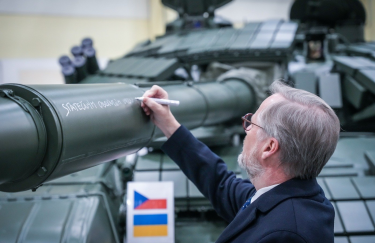 Чехия передает Украине модернизированные Т-72: премьер оставил на танке "автограф"