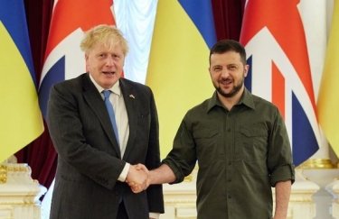 "Какого черта мы ждем?": Джонсон раскритиковал Британию за медленное предоставление оружия Украине