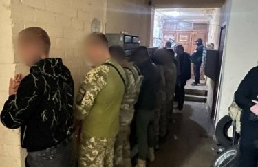 В Харкові піймали банду розбійників, що вчинила пограбування під виглядом СБУ: у них знайшли арсенал зброї