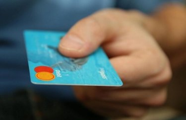 Для українців запроваджуються платіжні обмеження картка