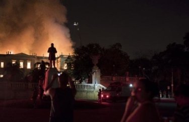 В Бразилии дотла сгорел Национальный музей с миллионами экспонатов (видео)