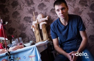 Ветеран АТО Сергій Бондар спершу почав робити ляльок для реабілітації. Фото: А. Владико