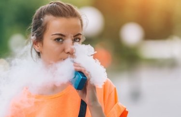 Вейпинг часто рассматривается как более безопасная альтернатива курению сигарет