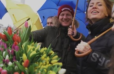 "С открытым сердцем и без политики": в центре Киева прохожим подарили 5 тысяч тюльпанов