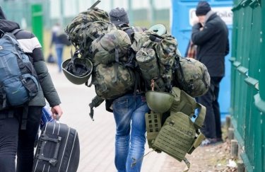 Чоловіків можуть змусити повернутися з-за кордону до України під час війни: до Ради внесли законопроєкт