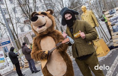 "Золотой Путин", медведь с балалайкой и перекрытый проспект: как прошли выборы в Киеве