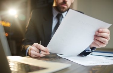 Businessman Working with Documentation в Desk