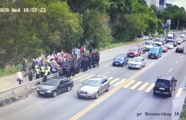 Протест у киевского Моста метро. Фото: facebook.com/KyivOperativ