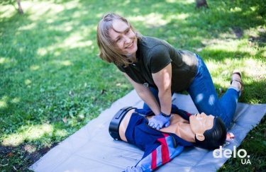 Таїса Каневська проводить непрямий масаж серця на манекені. Фото: А. Владико