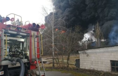 Россия обстреляла нефтебазу в Чернигове