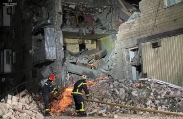 Разрушен подъезд четырехэтажного жилого дома в Селидове. Фото: пресс-служба ГСЧС