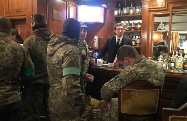 В киевскую гостиницу Premier Palace ворвались люди в камуфляже. Требовали национализации объекта