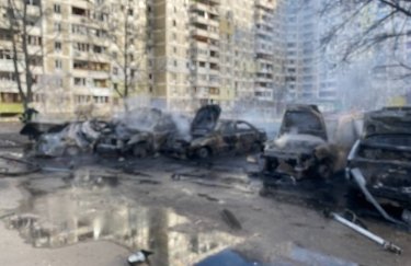 В Киеве произошел взрыв во дворе 16-этажки: загорелись 7 автомобилей
