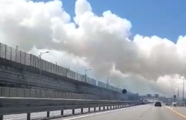 Жители Керчи сообщают, что над Крымским мостом поднялись клубы дыма