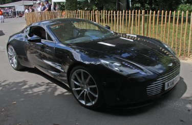 Aston Martin обмежує імпорт автомобілів у США. / Вікіпедія автомобіль Aston Martin One-77, люди, дорога