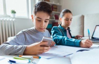 Вместо тетрадей — смартфоны: В киевской школе гаджеты внедрили в учебный процесс (ВИДЕО)