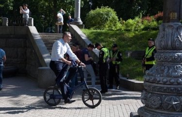 Кличко едет по тротуару на велосипеде. Фото: Facebook Виталия Кличко