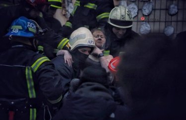 Трагедия в Днепре: из-под завалов спасатели достали женщину (ФОТО, ВИДЕО)