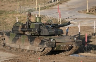 Макрон допустив поставку танків Leclerc Україні