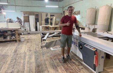 Євгеній Прищепчук на власному виробництві меблів