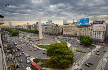 Буенос-Айрес — столиця Аргентини. / Вікіпедія місто Буенос-Айрес, дорога, автомобілі, будівлі, стела