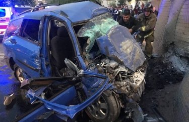 У Києві авто влетіло в бетонні блоки посеред вулиці: пасажири загинули (ФОТО, ВІДЕО)