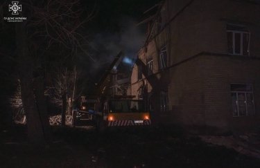 РФ вдарила по багатоповерхівці й лікарні у Селидовому. Фото: ДСНС РФ вдарила по багатоповерхівці й лікарні у Селидовому