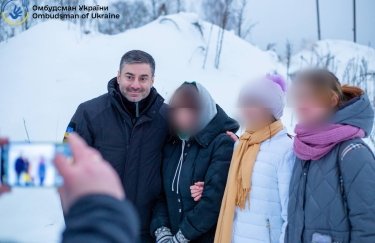 Дмитрий Лубинец вместе с детьми, которых удалось вернуть из РФ
