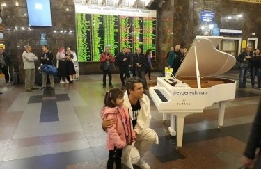 Украинский музыкант Евгений Хмара устроил концерт прямо на киевском ж/д вокзале