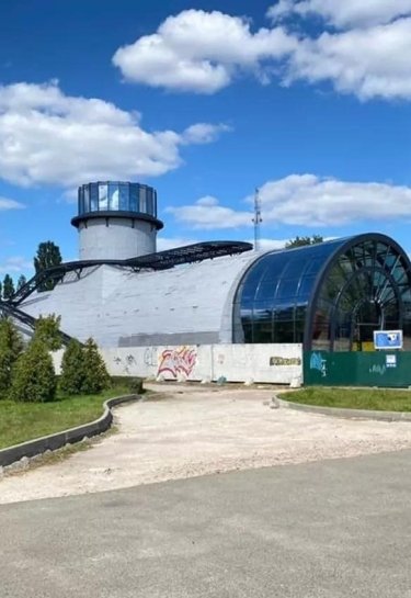 Скандальна забудова: на Оболоні в парку замість арт-об’єкта хочуть побудувати будинки, ресторан та парковку