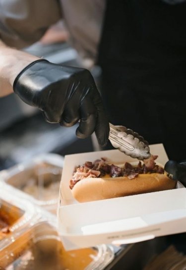 Нью-йоркские хот-доги Nathan's Famous в Украине. Фото: пресс-служба Socar