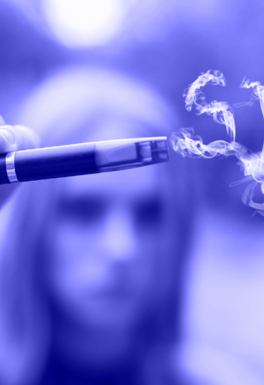 "Хочеться спробувати ще". Чому куріння е-сигарет серед підлітків в Україні стало епідемією