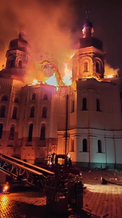 Фото 9 — Росія атакувала Київ: у Києво-Печерській лаврі масштабна пожежа, пошкоджено кіностудію Довженка (ФОТО)