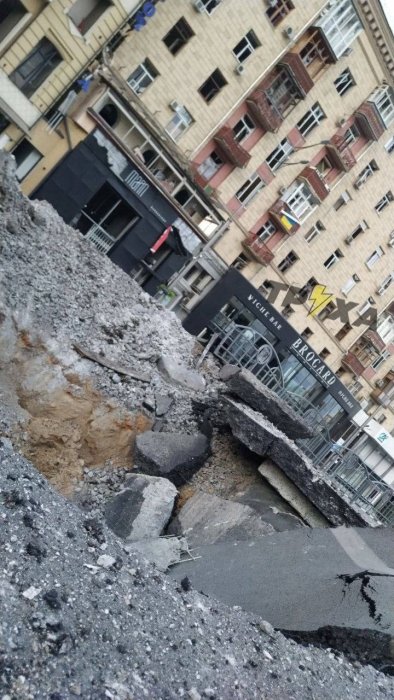 Фото 2 — Оккупанты нанесли ракетный удар по центру Харькова