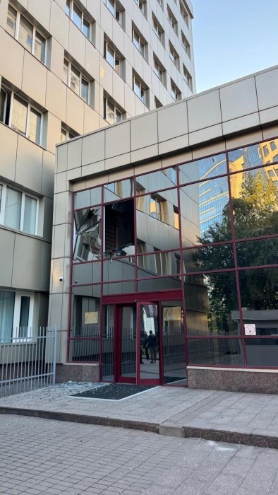 Фото 2 — У Києві через атаку РФ пошкоджена будівля представництва ЄС (ФОТО)